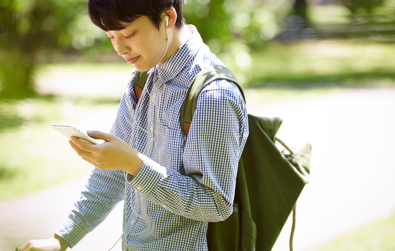 スマホを見る学生